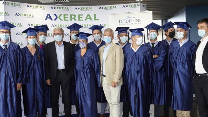 Les 14 jeunes agriculteurs adhérents d’Axéréal ayant suivi un cursus de formation à l’université Dauphine, en compagnie de Jean-François Loiseau (à g.) et Paul-Yves L’Anthoën (à dr.), président et DG du groupe coopératif. © Moncaramel Paris